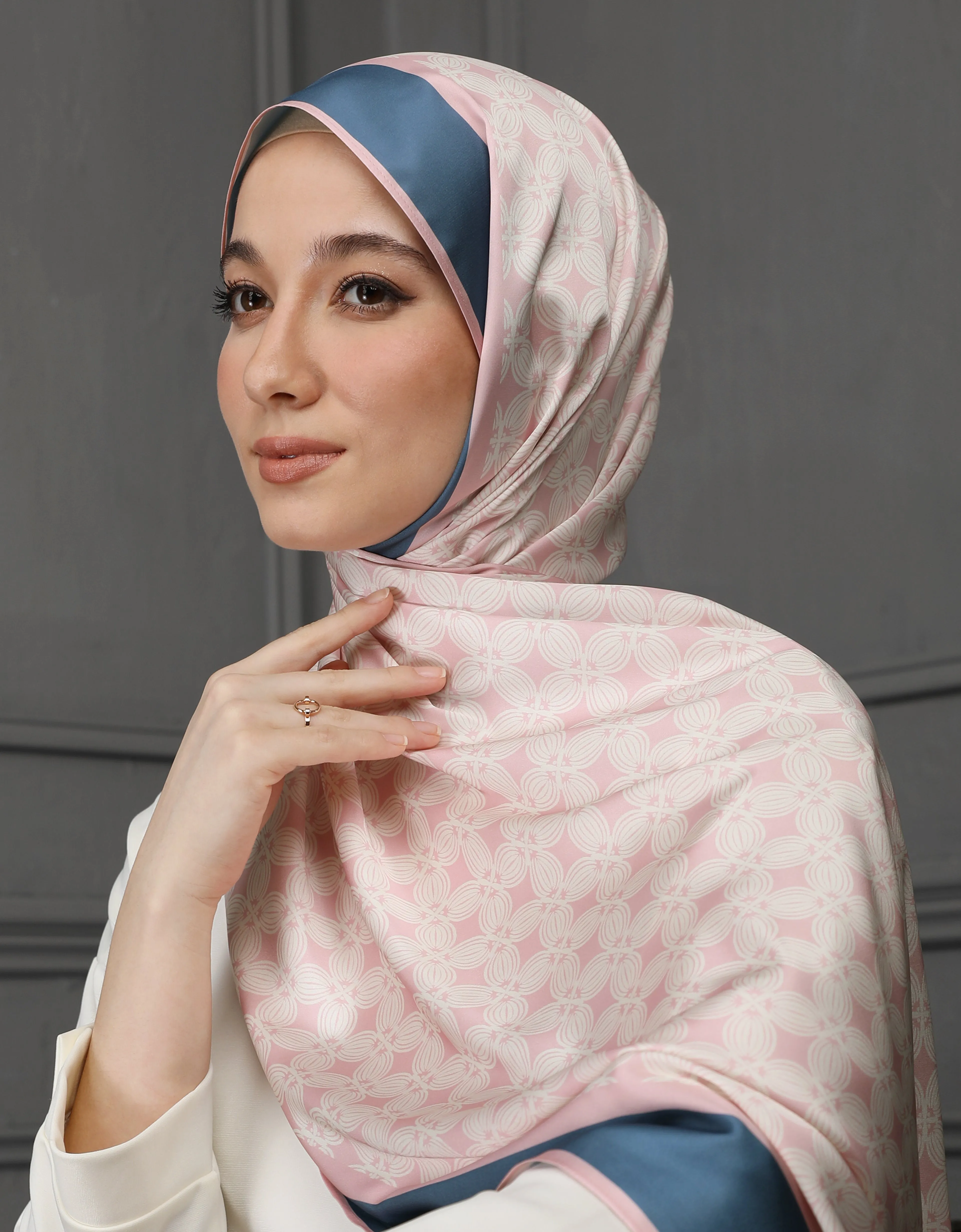 ITZY SHAWL (LT PINK)