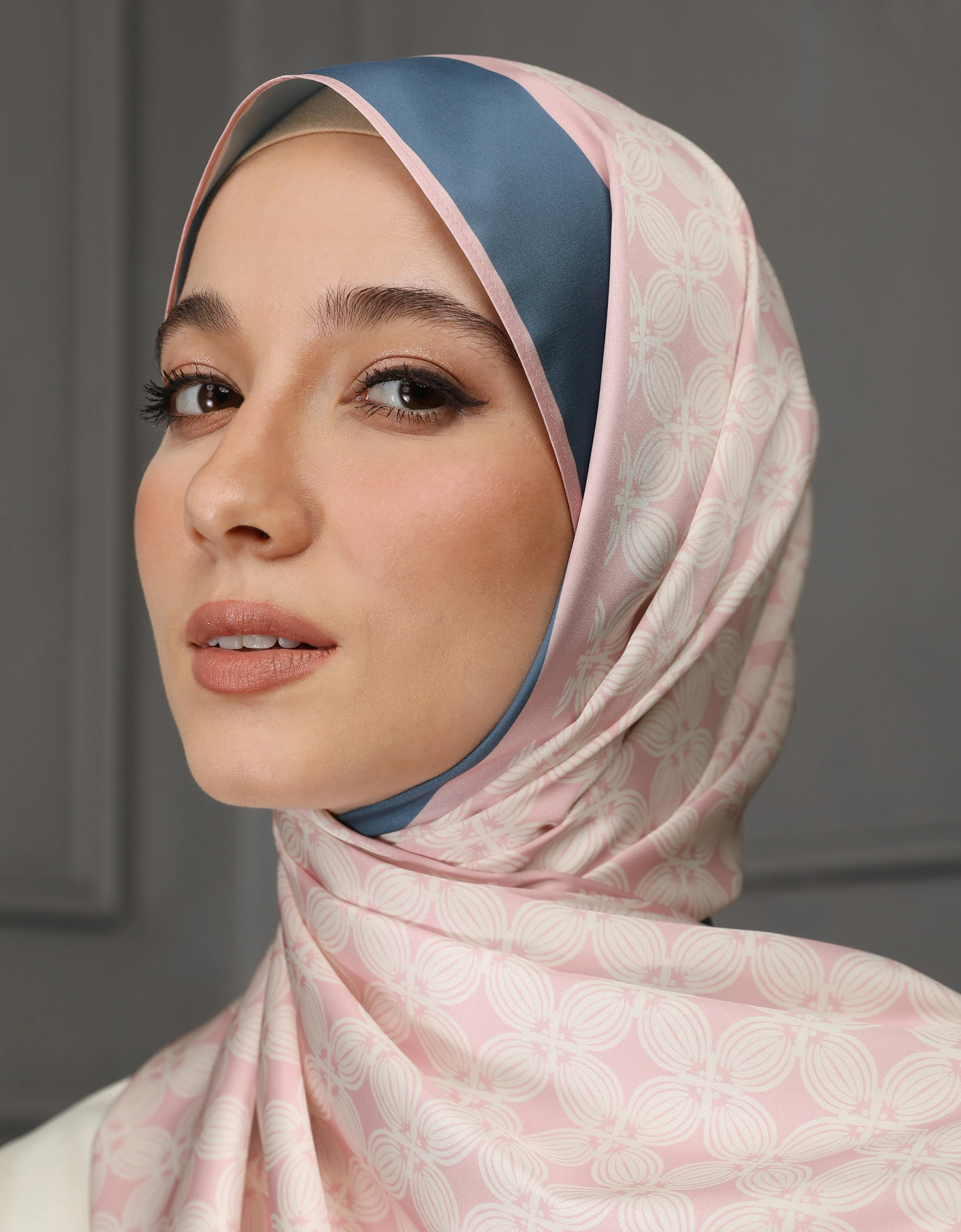 ITZY SHAWL (LT PINK)